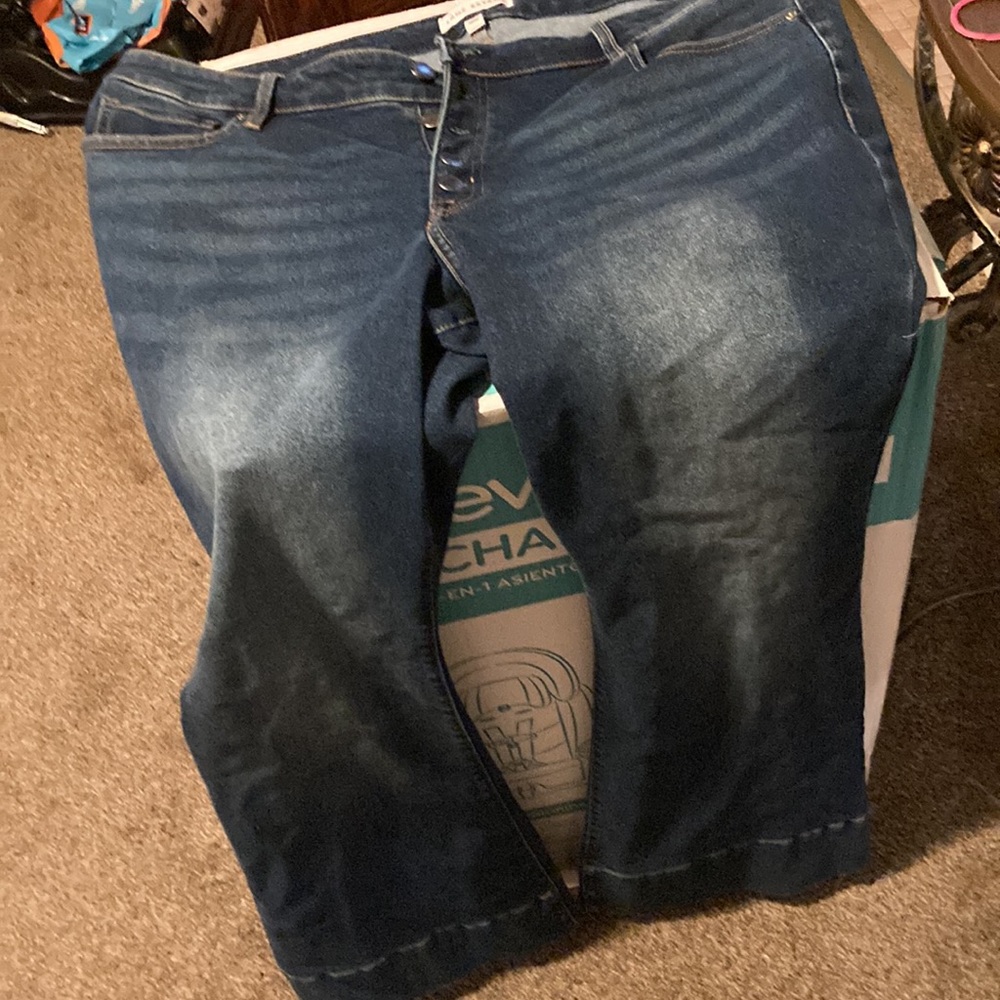 Lane Bryant 18L (I’m 6ft fyi)Never worn. No tags. Just don’t fit thighs right.